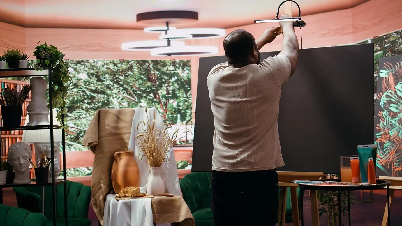 Художник смешивает на палитре красители разных цветов, чтобы создать идеальный оттенок.