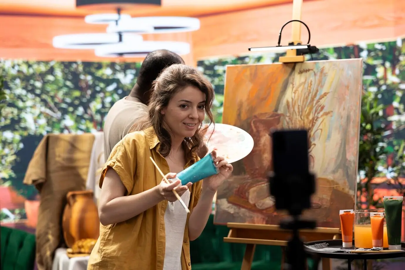 Художница объясняет техники живописи, используемые на онлайн-уроке.