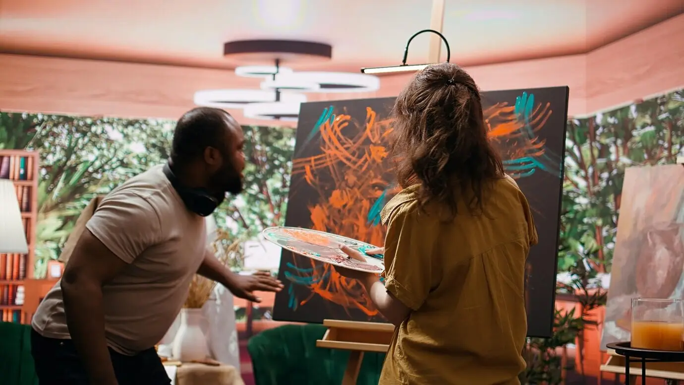 Художница смешивает пигменты пальцами, чтобы добиться идеального оттенка.